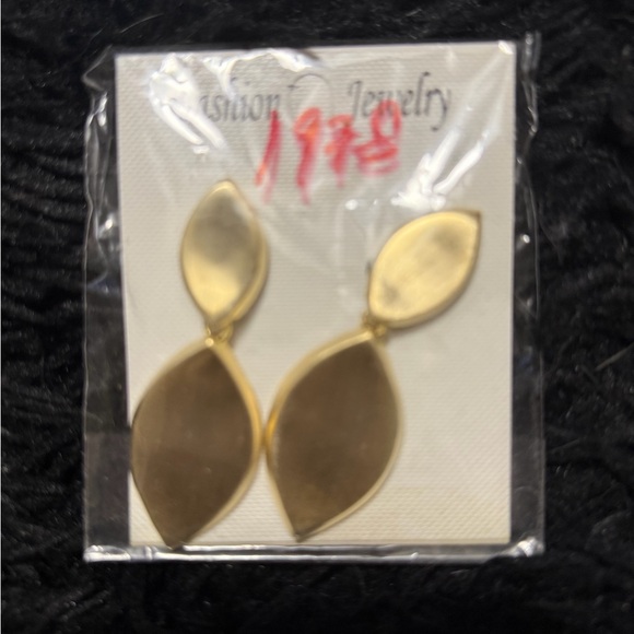 Handmade Jewelry - Chic Gold Leaf Dangle Earrings